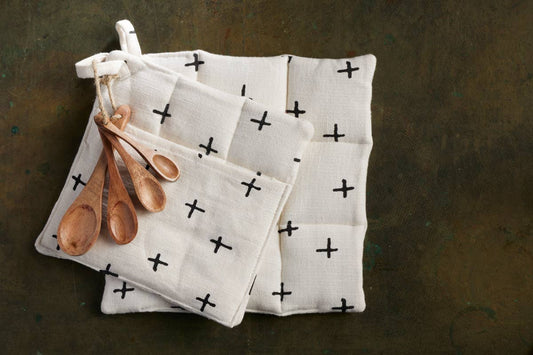Cross Pot holders & Acacia wooden measuring spoon set