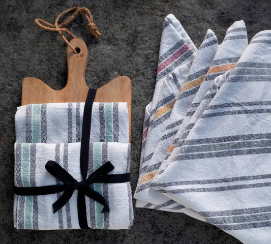 Gift pack - Set of 2 Kitchen Towels + Wooden Chopping Board